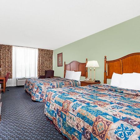 Days Inn & Suites By Wyndham Se Columbia Ft Jackson Kültér fotó