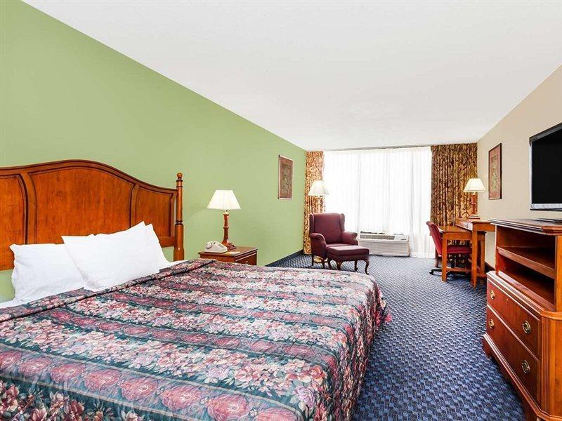 Days Inn & Suites By Wyndham Se Columbia Ft Jackson Kültér fotó