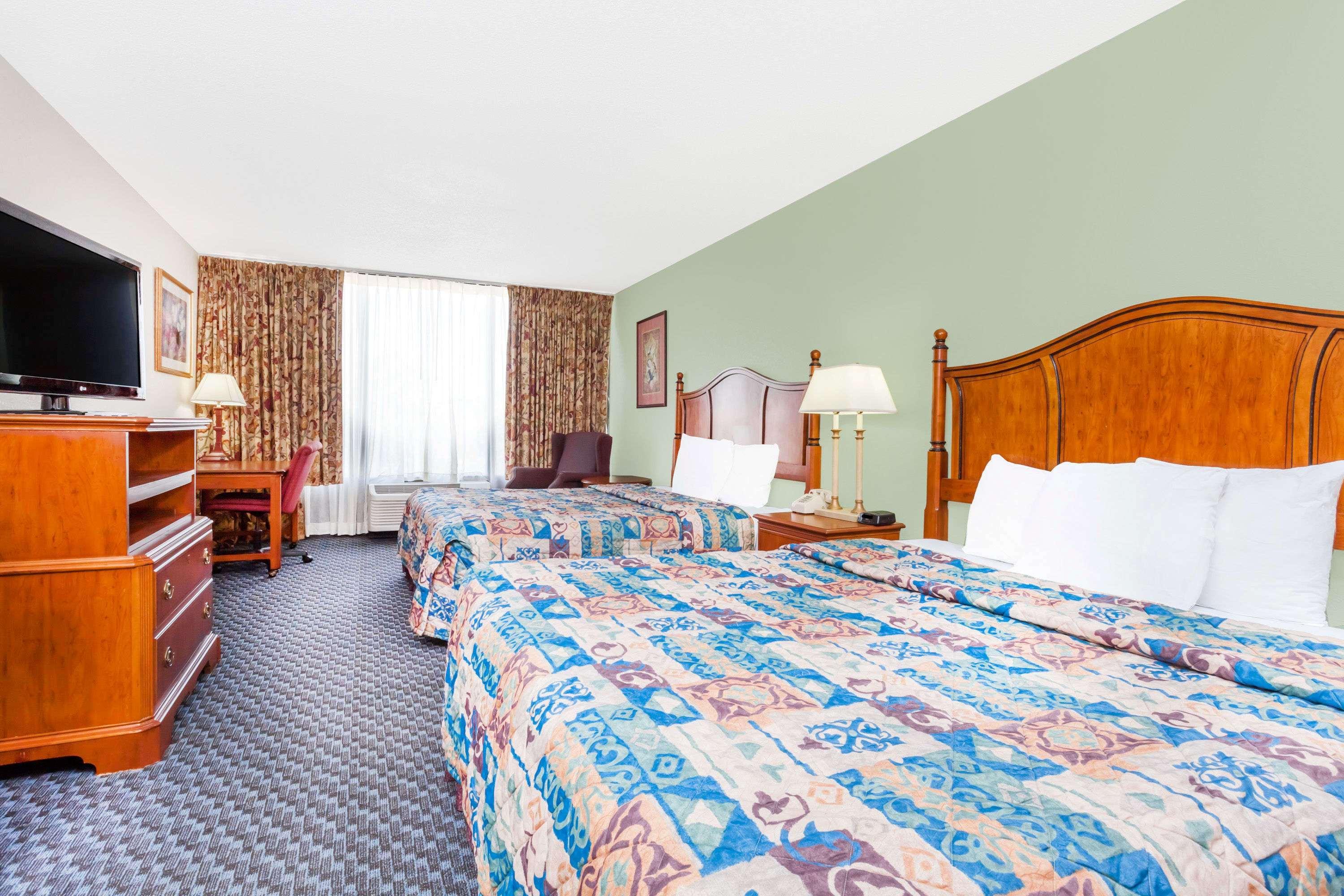Days Inn & Suites By Wyndham Se Columbia Ft Jackson Kültér fotó