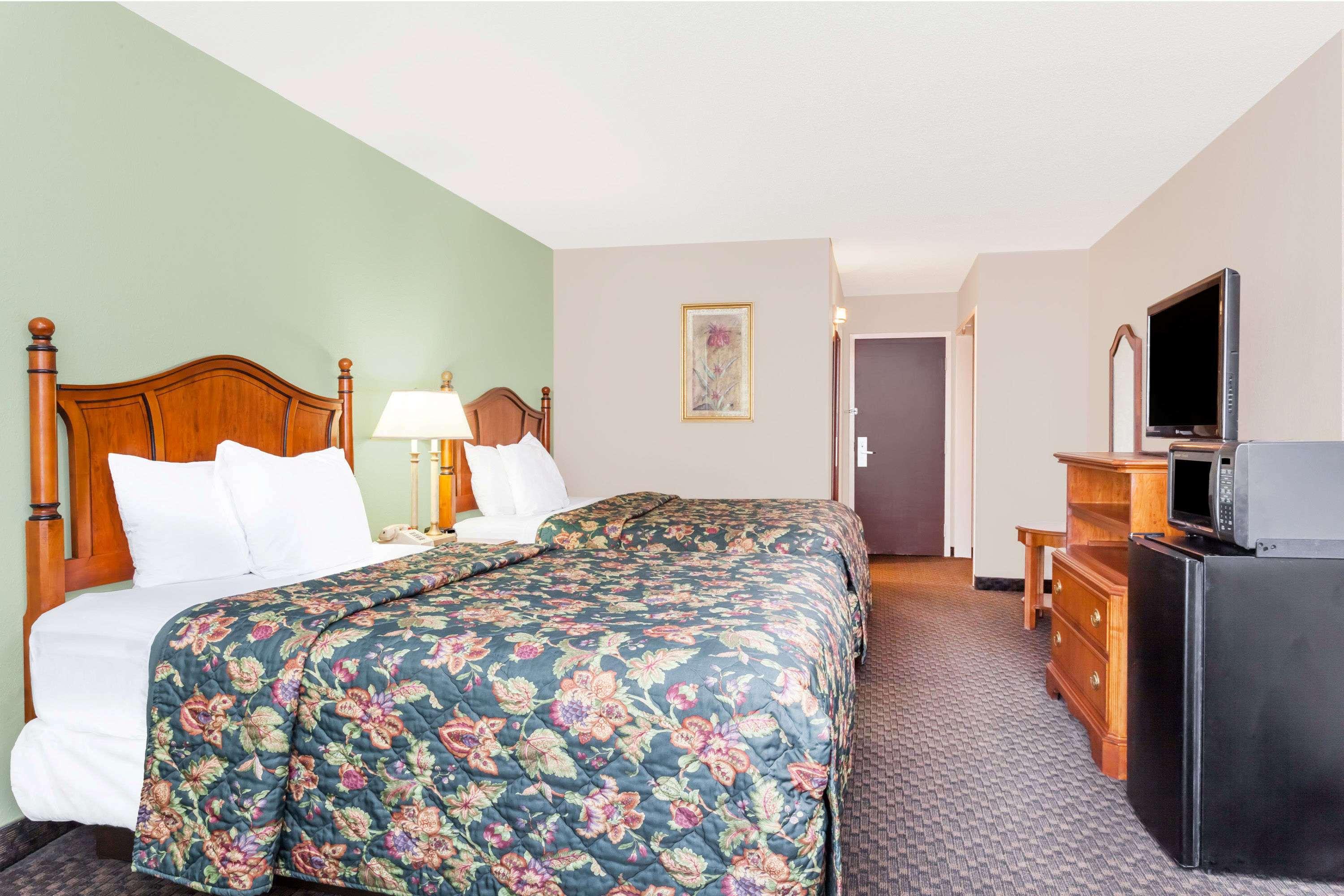 Days Inn & Suites By Wyndham Se Columbia Ft Jackson Kültér fotó
