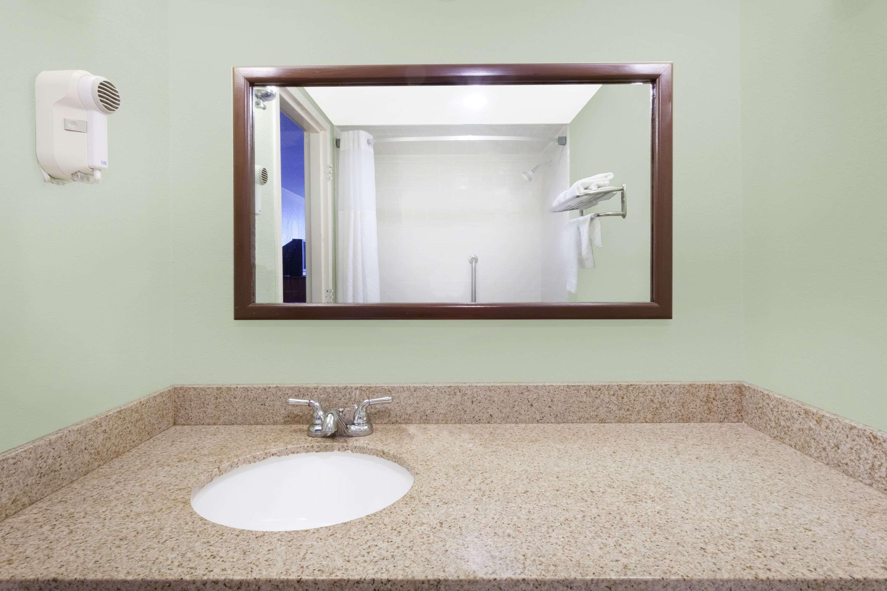 Days Inn & Suites By Wyndham Se Columbia Ft Jackson Kültér fotó