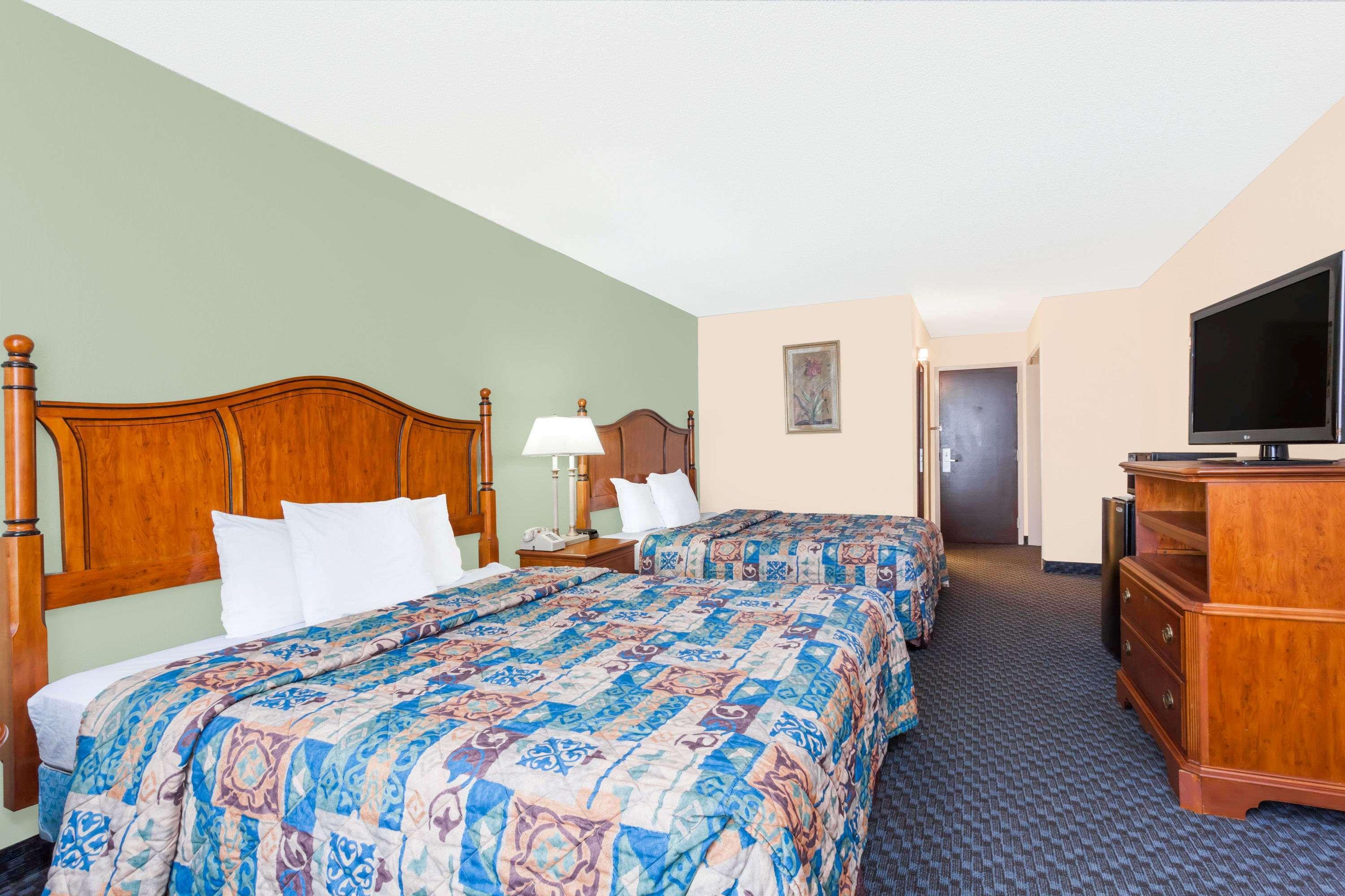 Days Inn & Suites By Wyndham Se Columbia Ft Jackson Kültér fotó