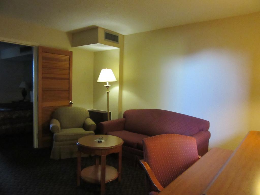 Days Inn & Suites By Wyndham Se Columbia Ft Jackson Kültér fotó