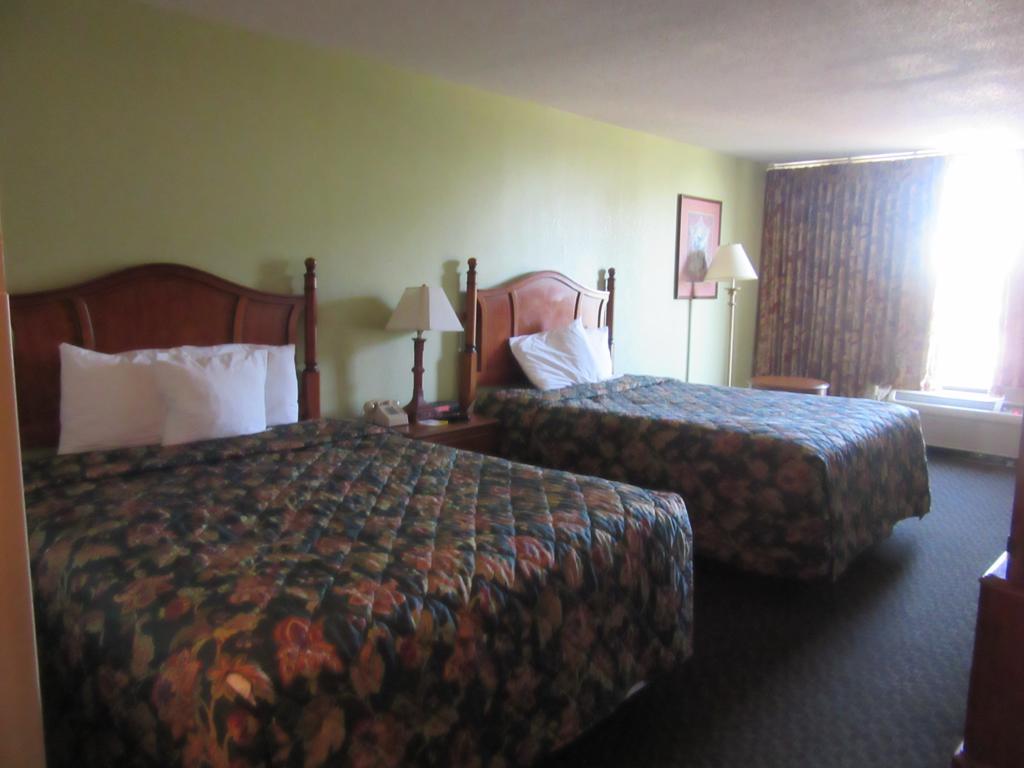 Days Inn & Suites By Wyndham Se Columbia Ft Jackson Kültér fotó