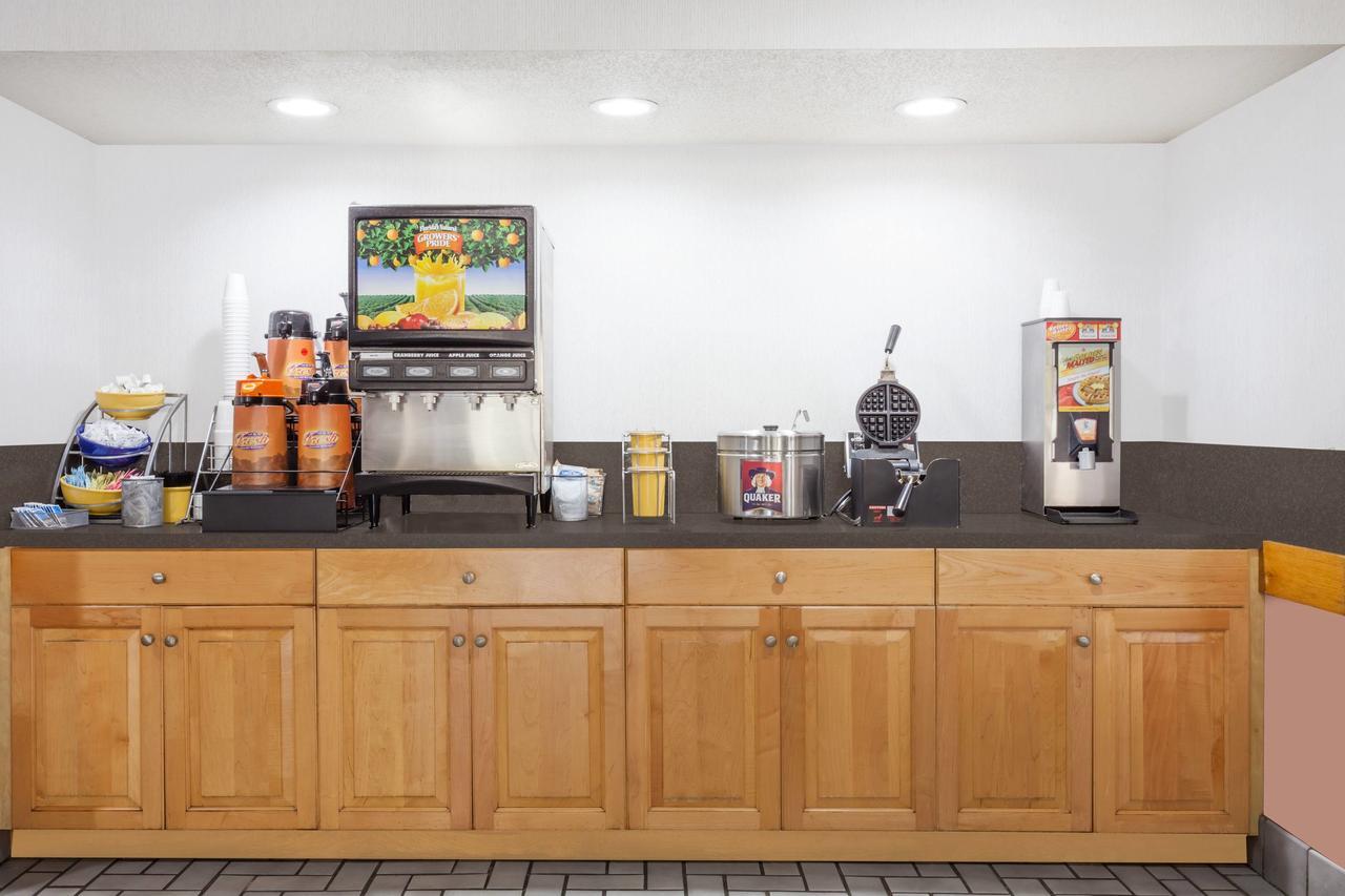 Days Inn & Suites By Wyndham Se Columbia Ft Jackson Kültér fotó